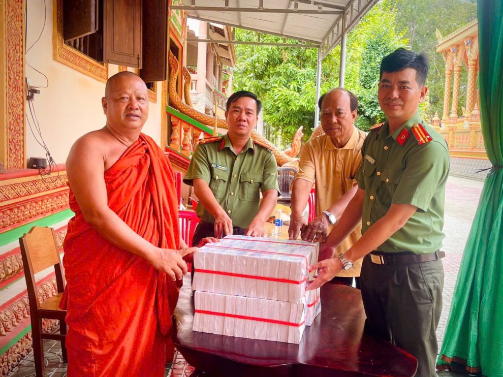 Đại diện CAX và MTQ trao tập tại chùa Chông Tọp