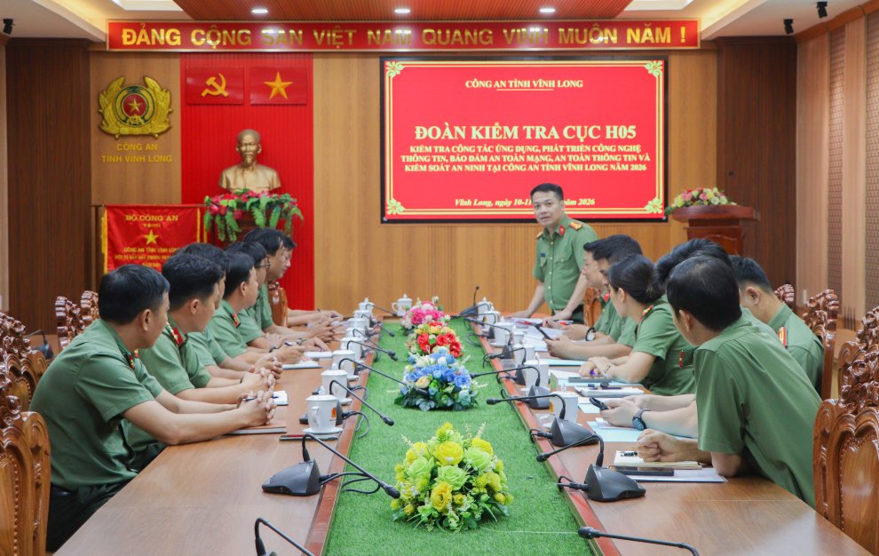 Đại diện Đoàn công tác Cục Công nghệ thông tin phát biểu tại buổi làm việc