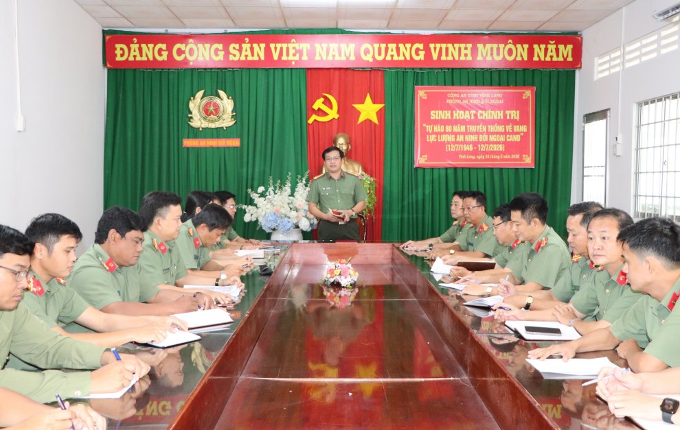 Đại tá Võ Văn Liệt Trưởng phòng phát biểu ôn lại truyền thống
