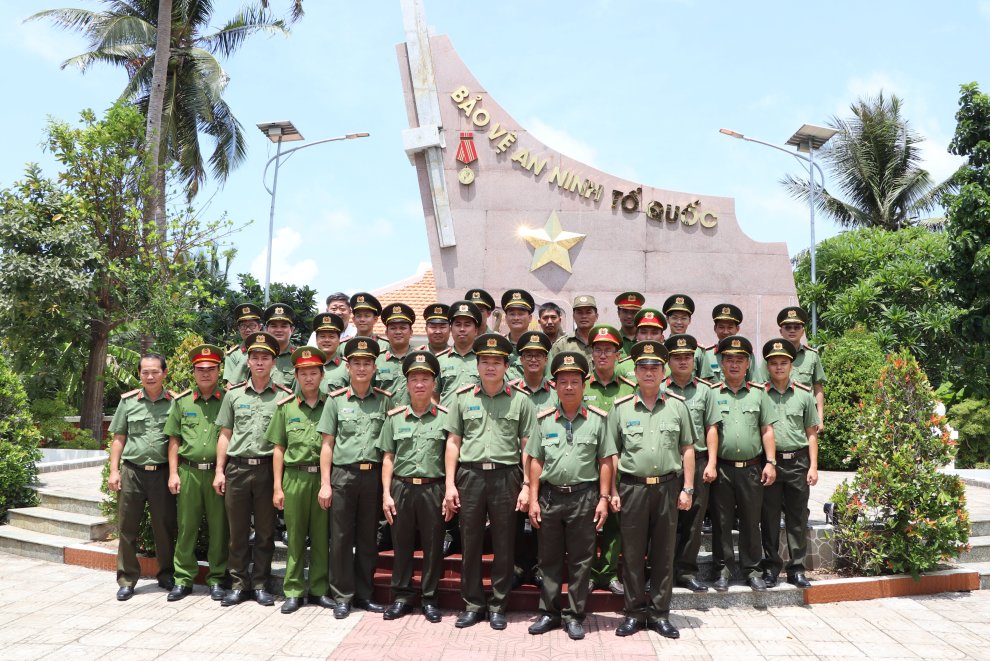 Đoàn chụp ảnh lưu niệm tại Bia Truyền thống Ban An ninh Trà Vinh