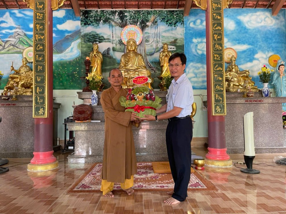 Đồng chí Trần Ngọc Bá Nhân Tỉnh ủy viên Bí thư Đảng ủy xã Chủ tịch Hội đồng nhân xã Long Hồ tặng quà tại chùa Vạn Cơ