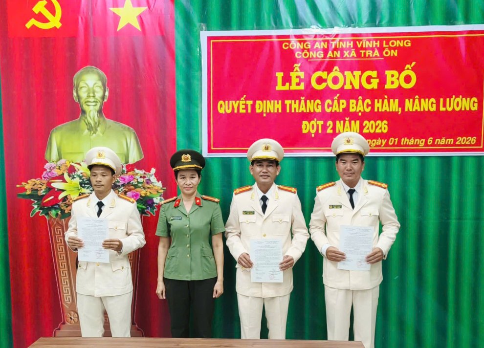 Đồng chí Trung tá Huỳnh Thị Thùy Trang trao các quyết định