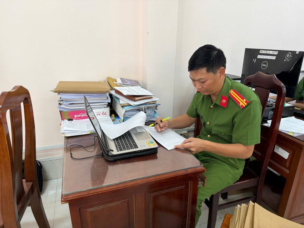 Đồng chí Trung tá Trương Tấn Cường luôn tận tâm trong công việc và hoàn thành tốt công việc được cấp trên giao