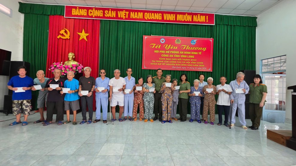 Hội Phụ nữ Phòng An ninh kinh tế đến thăm, tặng quà tại trung tâm công tác xã hội tỉnh