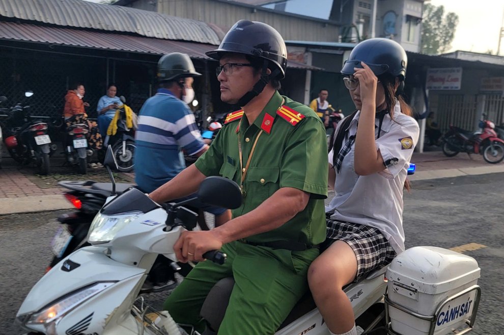 Công an tỉnh Vĩnh Long hỗ trợ nhiều thí sinh gặp sự cố đến điểm thi trong kỳ thi tốt nghiệp THPT năm 2026