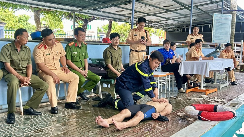 Lực lượng Công an hướng dẫn học viên thực hành các tình huống cứu nạn, cứu hộ (3)