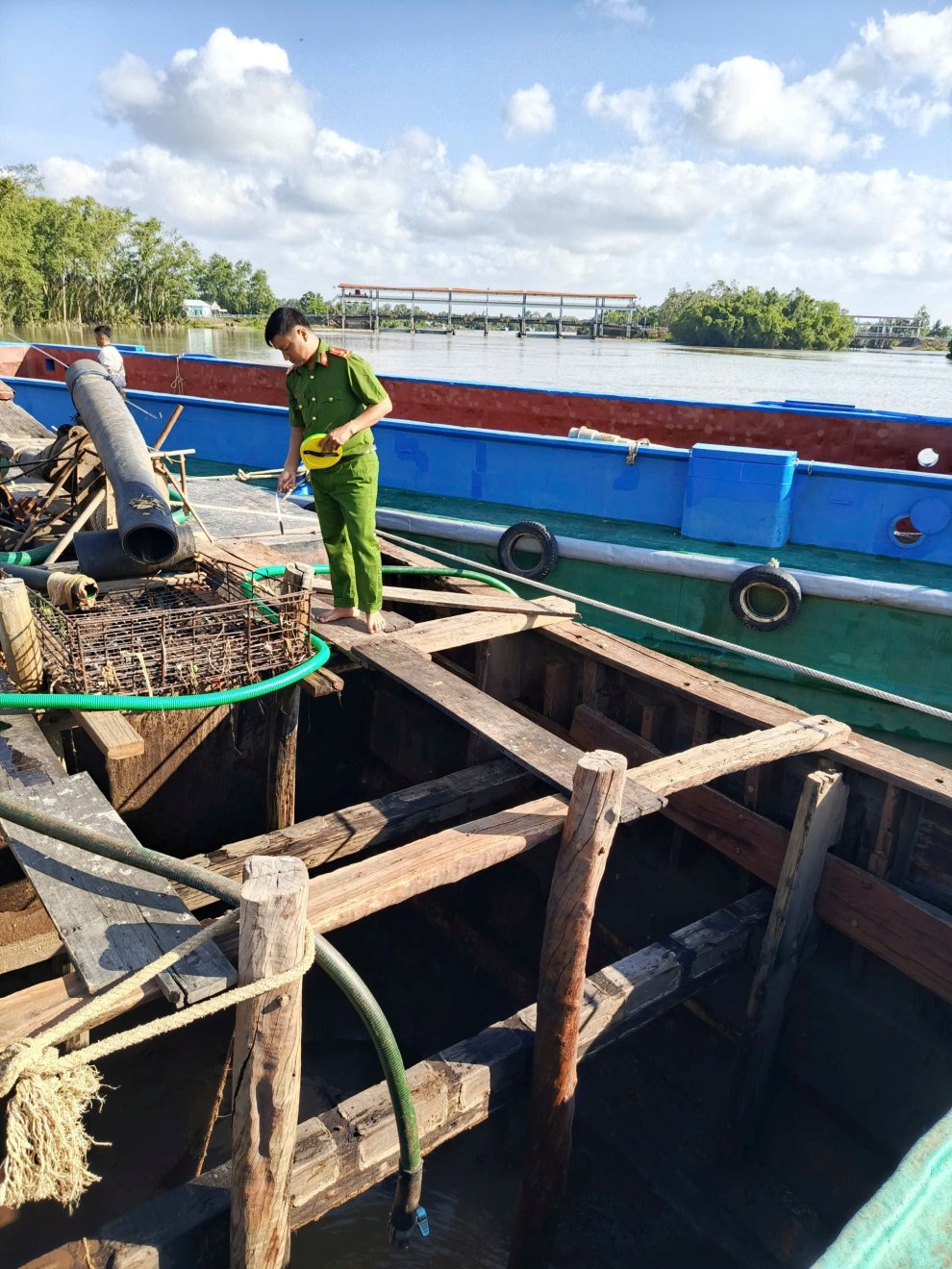 Tuần tra, kiểm soát phát hiện hành vi vi phạm trong lĩnh vực khoáng sản và giao thông đường thủy nội địa