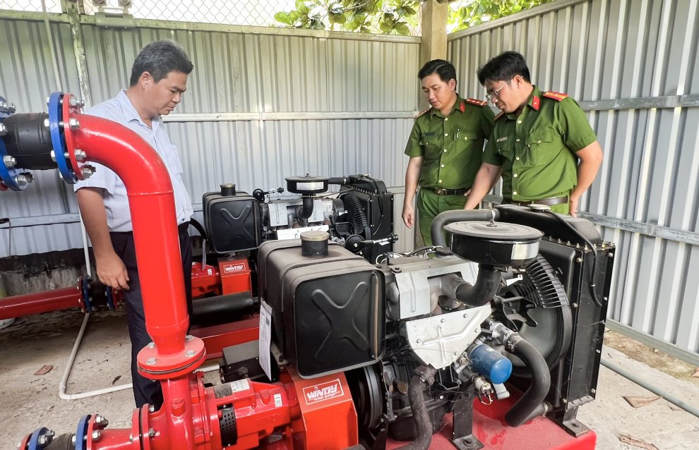 Phòng Cảnh sát phòng cháy, chữa cháy và cứu nạn, cứu hộ Công an tỉnh Vĩnh Long kiểm tra công tác bảo đảm an toàn phòng cháy, chữa cháy tại trường Trung học phổ thông Hòa Ninh