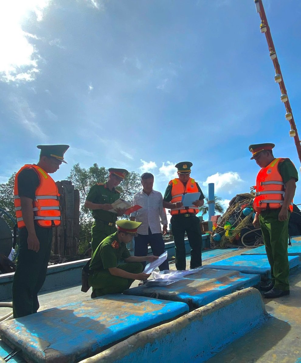 tiến hành kiểm tra tàu cá trước khi xuất bến