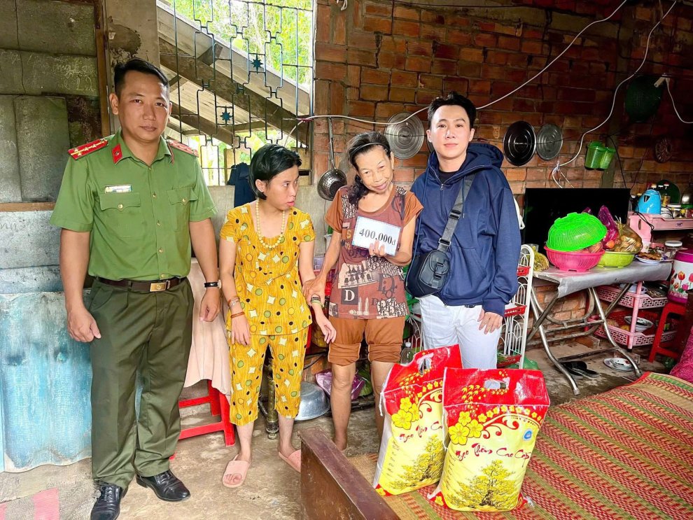 Tổ chức trao tặng nhu yếu phẩm thiết yếu