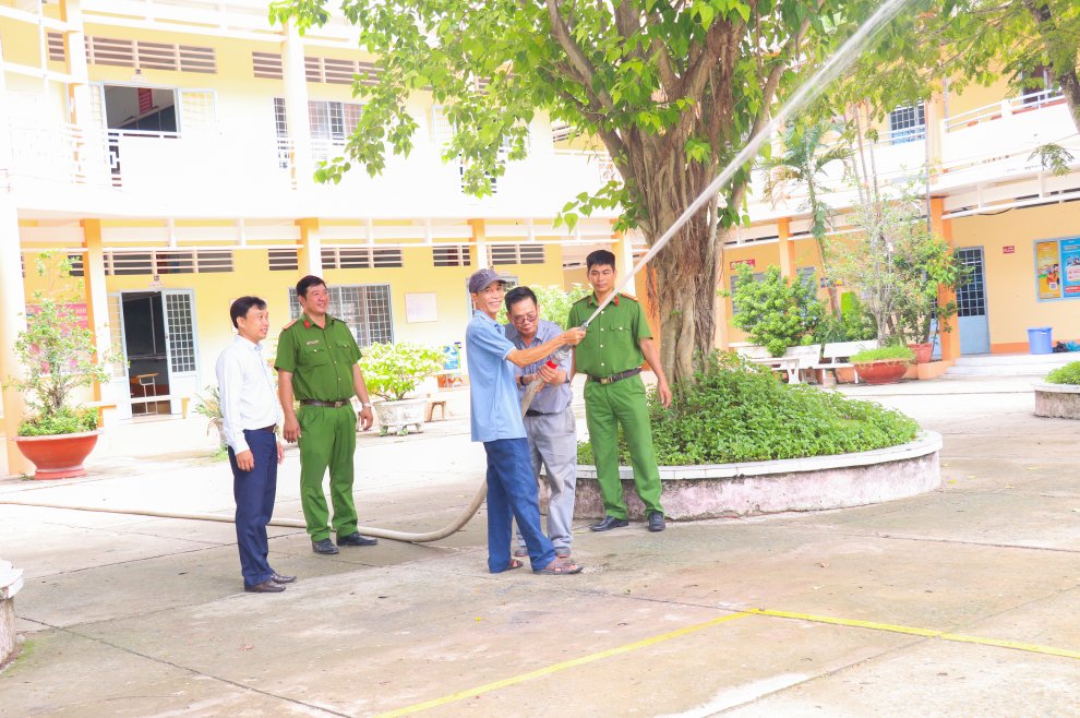 Phòng Cảnh sát phòng cháy, chữa cháy và cứu nạn, cứu hộ Công an tỉnh Vĩnh Long kiểm tra công tác bảo đảm an toàn phòng cháy, chữa cháy tại các điểm thi tốt nghiệp THPT năm 2026