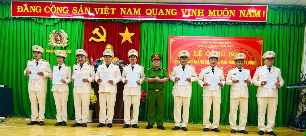 Công an phường Long Châu tổ chức Lễ thăng cấp bậc hàm, nâng lương đợt 2 năm 2026