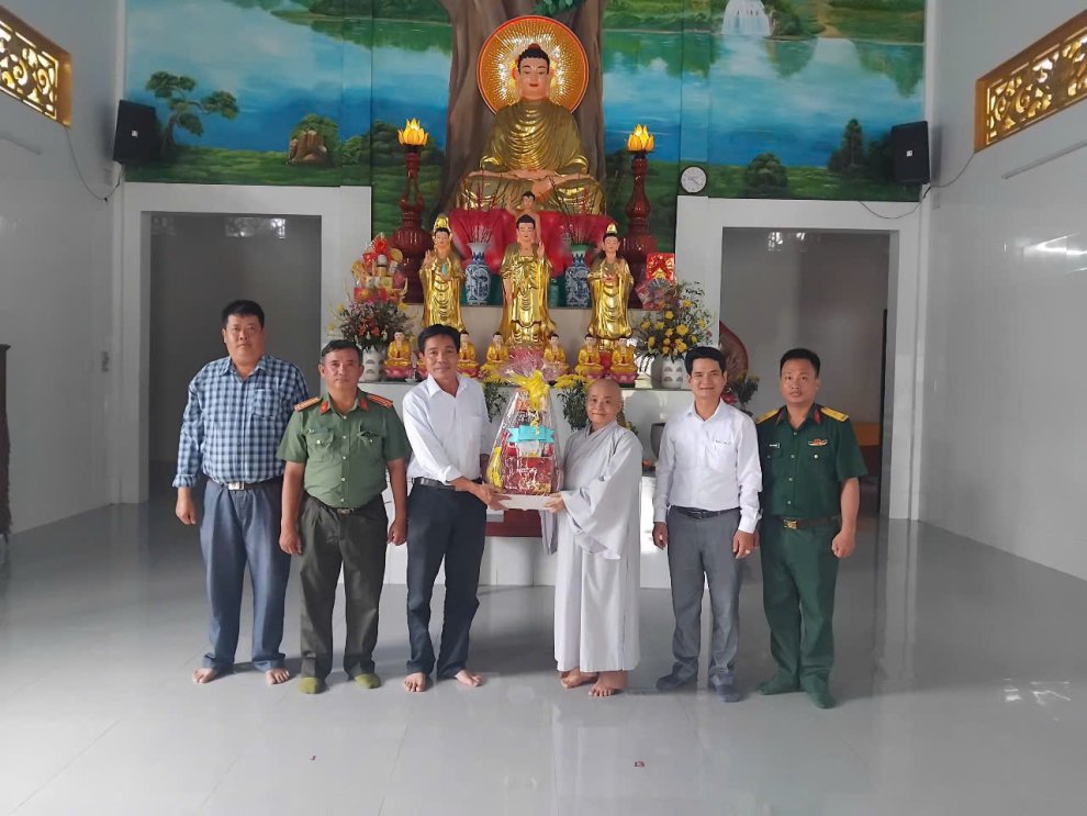 Công an xã Tân Long Hội thăm, chúc mừng các cơ sở tôn giáo nhân dịp Đại lễ Phật Đản năm 2026