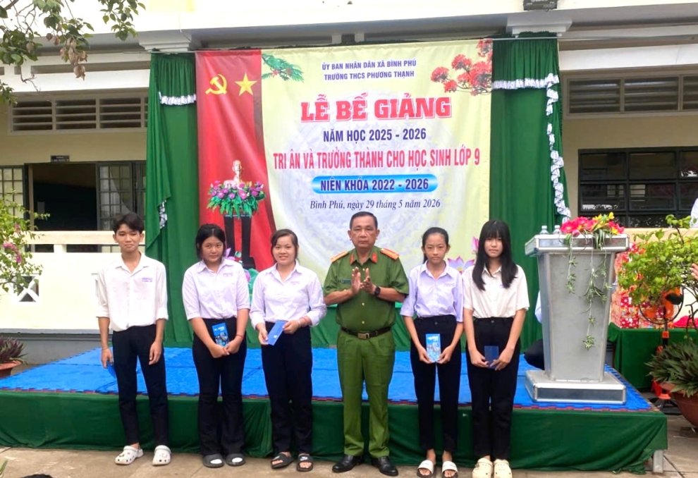 Phòng Kỹ thuật hình sự tặng học bổng học sinh nghèo hiếu học