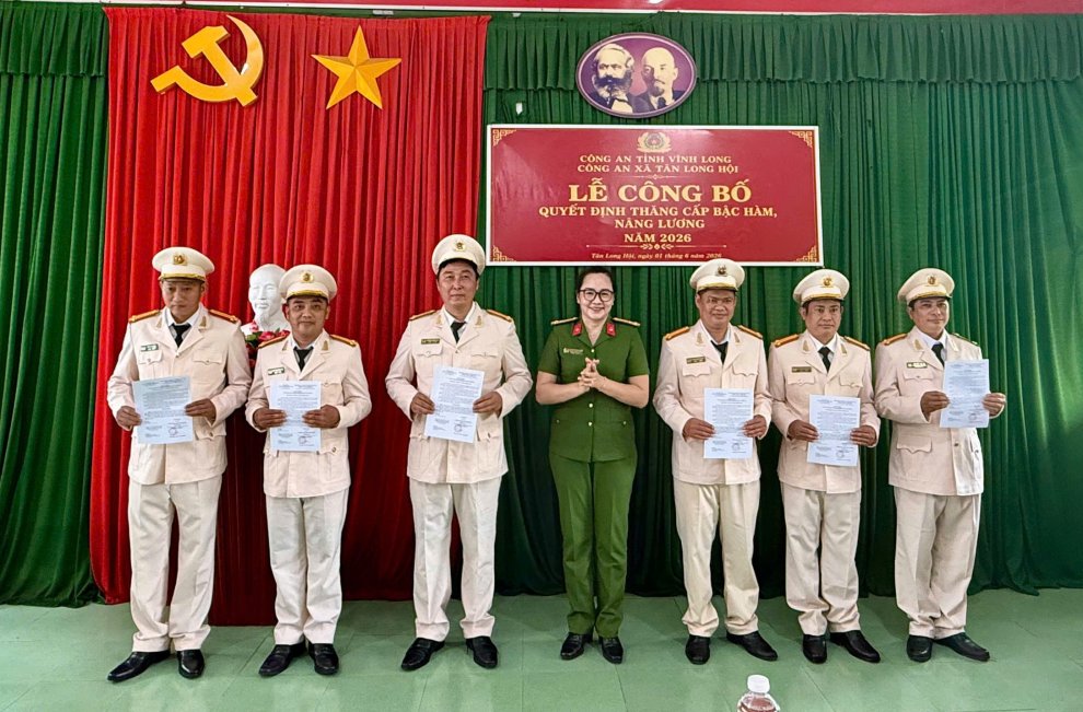 Công an xã Tân Long Hội tổ chức Lễ công bố quyết định Thăng cấp bậc hàm, nâng lương đợt 2 năm 2026