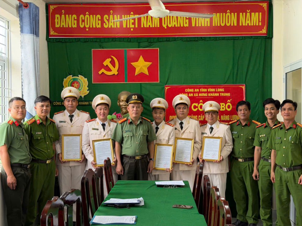 Công an xã Hưng Khánh Trung tổ chức Lễ công bố quyết định thăng cấp bậc hàm, nâng lương năm 2026