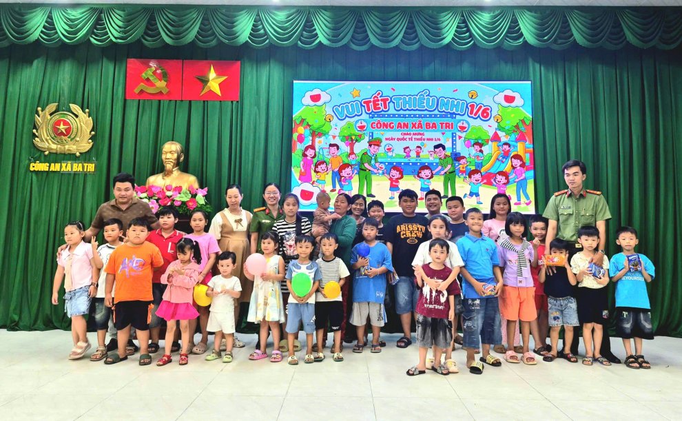 Sôi nổi chương trình vui Tết Thiếu nhi 01/6 tại Công an xã Ba Tri
