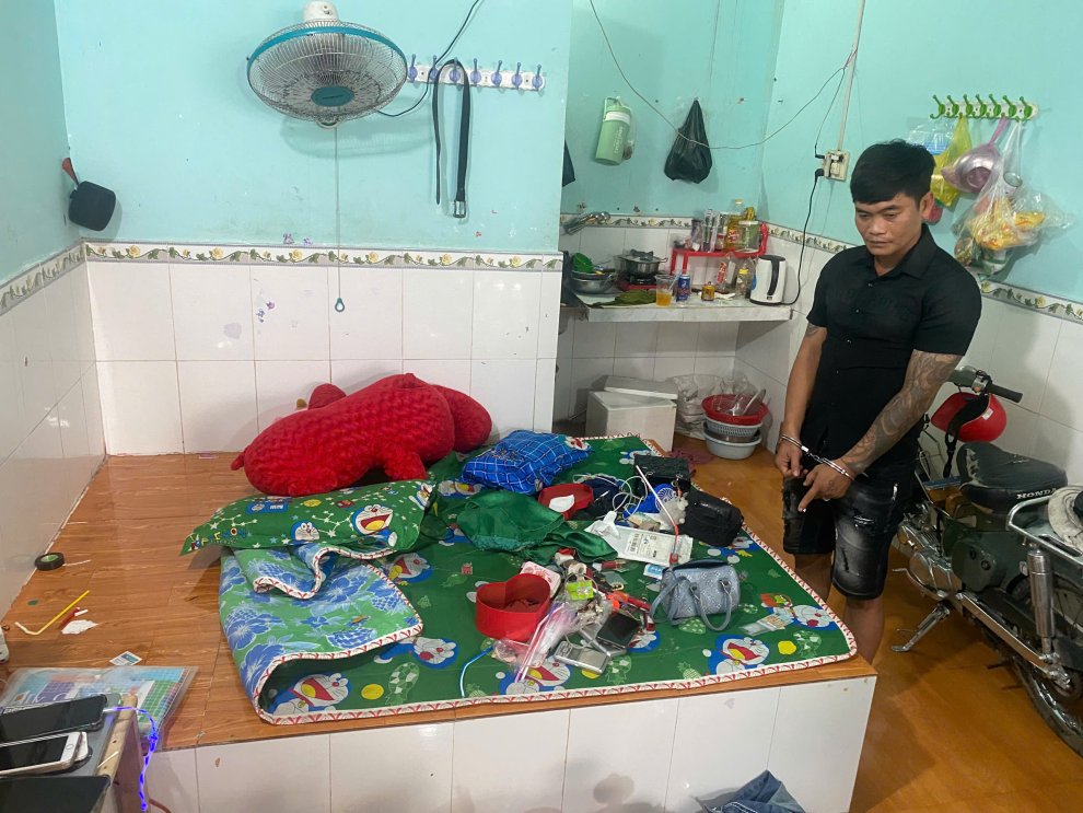 Công an xã Mỏ Cày bắt quả tang đối tượng tàng trữ trái phép chất ma túy