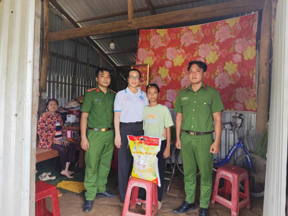 Công an xã Đông Hải lan tỏa yêu thương đến trẻ em có hoàn cảnh khó khăn