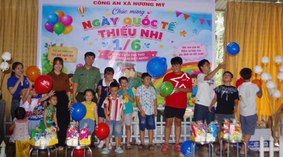 Công an xã Hương Mỹ tổ chức họp mặt, tặng quà con cán bộ, chiến sĩ