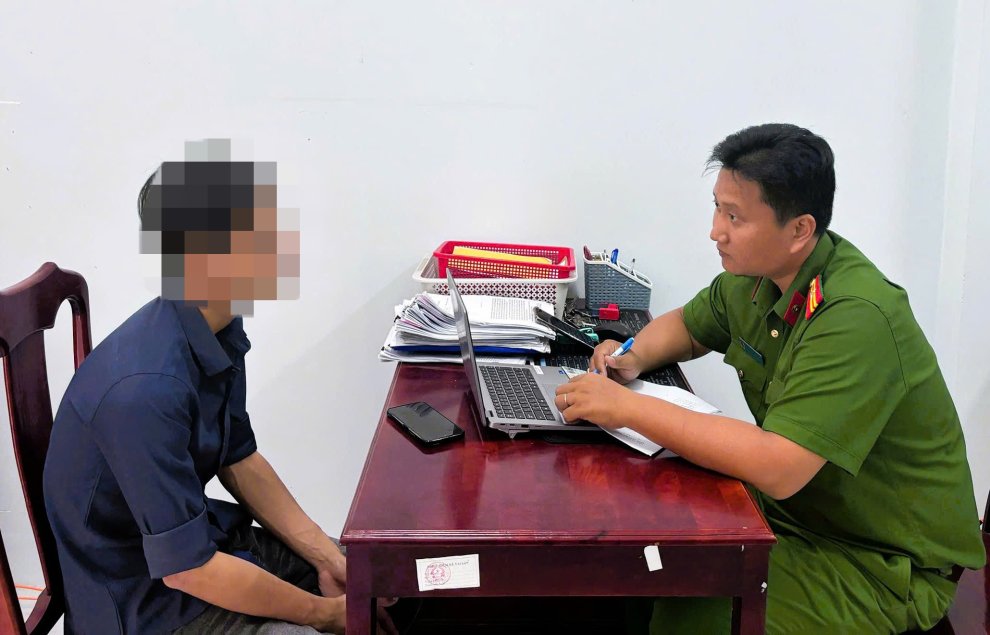 Công an xã Hòa Bình làm việc đối tượng mua giấy phép lái xe giả
