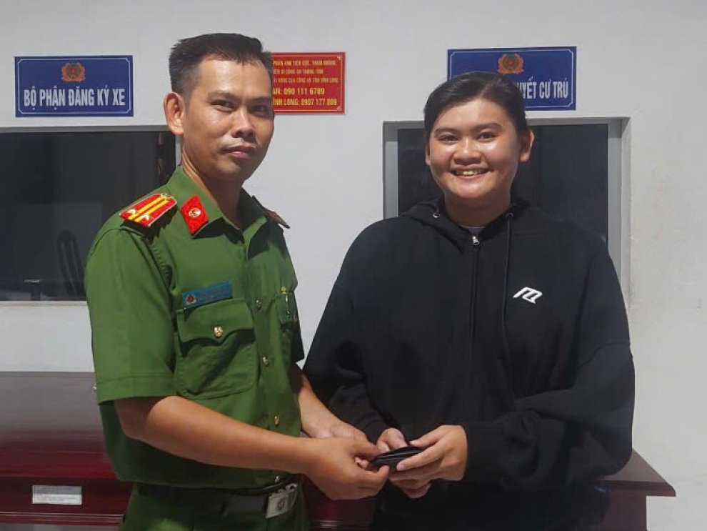 Công an xã Nhuận Phú Tân trao trả tài sản người đánh rơi