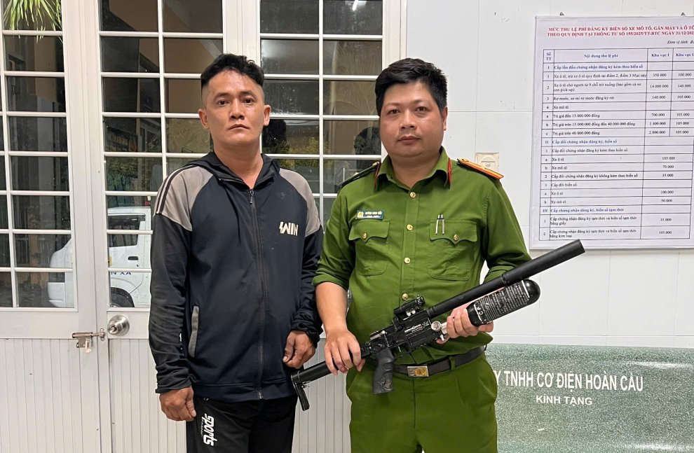 Công an xã Lương Hòa tiếp nhận súng tự chế do người dân giao nộp