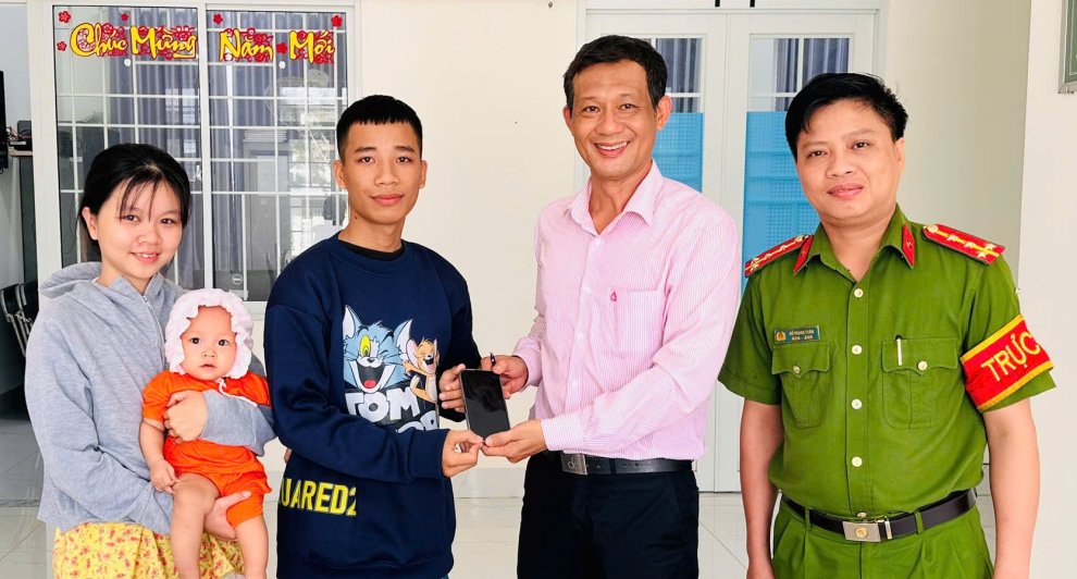 Công an phường Sơn Đông trao trả tài sản đánh rơi cho người dân