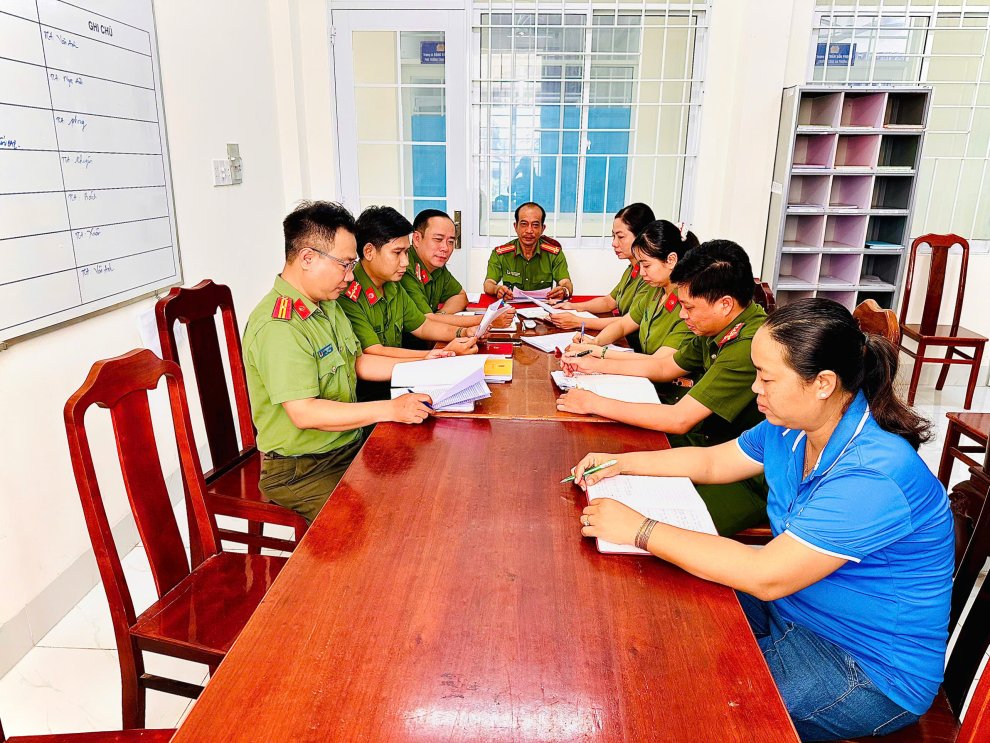 Chi bộ Tổng hợp Công an phường Sơn Đông tổ chức sinh hoạt chính trị đặc biệt học tập, nghiên cứu, quán triệt, tuyên truyền Nghị quyết Đại hội XIV của Đảng