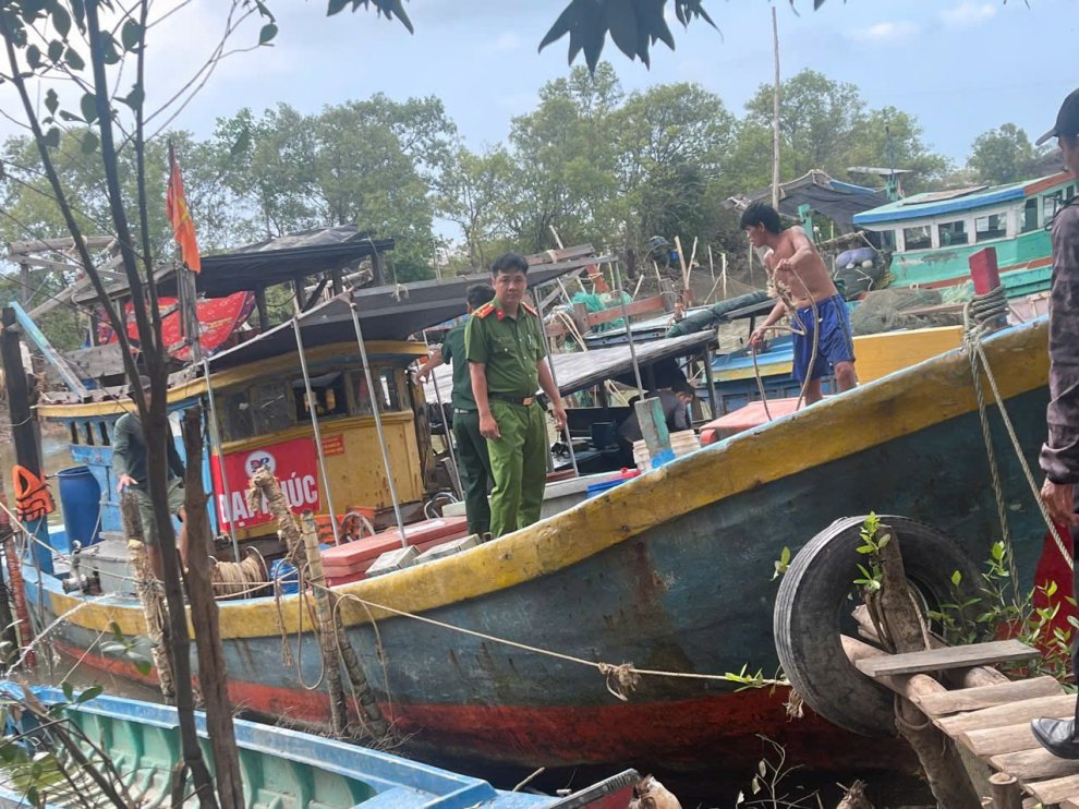 Công an xã Thới Thuận phối hợp lắp đặt thiết bị kiểm soát tàu cá “03 không”