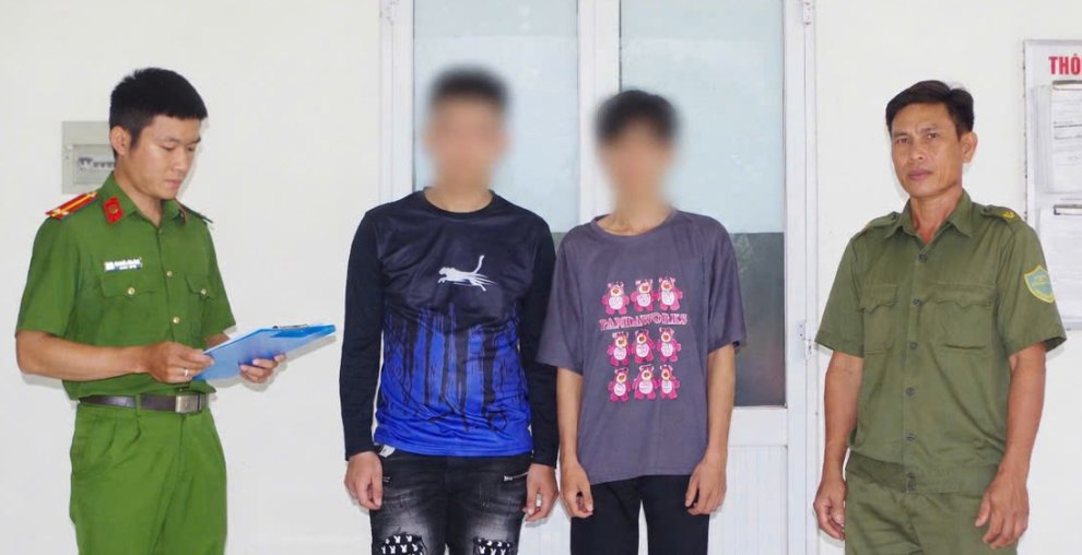 Công an xã Hương Mỹ thực hiện quyết định đưa 02 đối tượng vào cơ sở cai nghiện bắt buộc