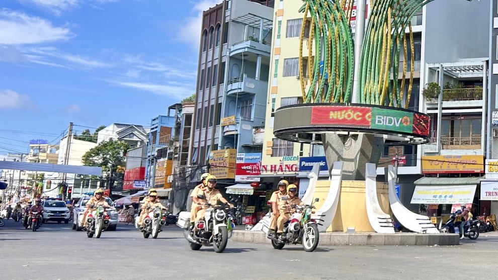 Cảnh sát giao thông đồng loạt ra quân kiểm soát hoạt động vận tải hành khách