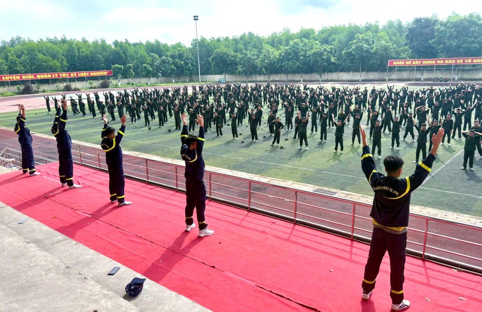 Chiến sĩ mới Công an tỉnh Vĩnh Long tích cực tập luyện nghiệp vụ phòng cháy, chữa cháy
