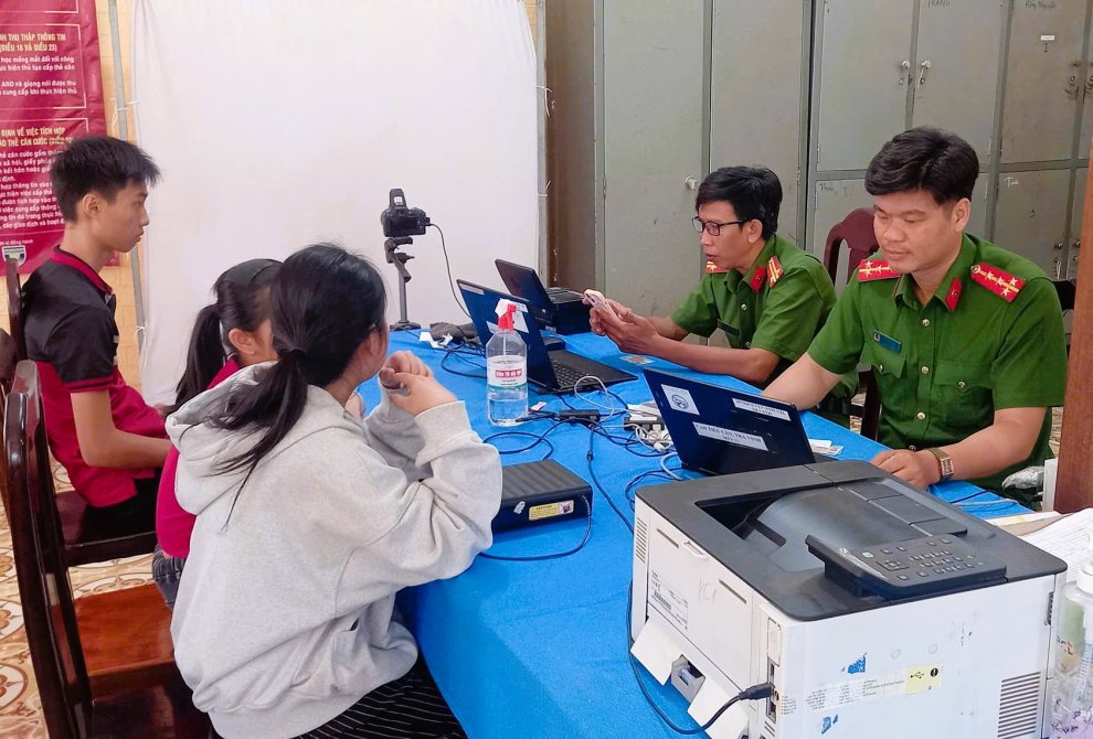 Công an xã Tiểu Cần cấp tài khoản định danh điện tử mức 2 cho công dân từ đủ 6 tuổi đến dưới 14 tuổi