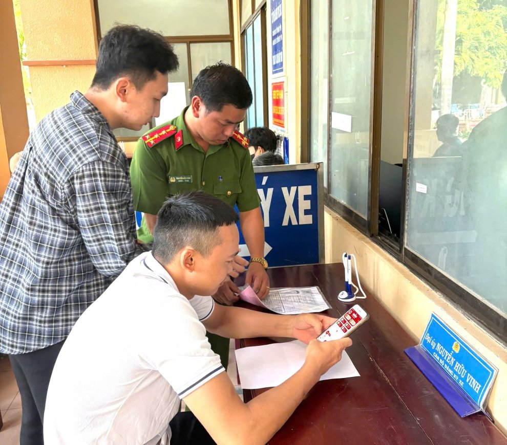Công an xã Phước Mỹ Trung thực hiện công tác chuyển đổi số trong lĩnh vực đảm bảo trật tự an toàn giao thông