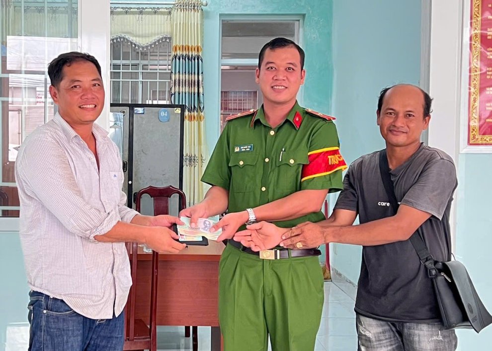 Công an xã Đại An tiếp nhận, trao trả tài sản cho người đánh rơi