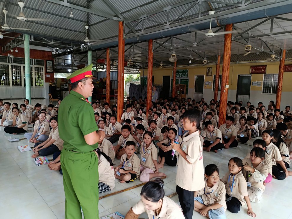 Công an xã An Trường tổ chức tuyên truyền phổ biến pháp luật trong khóa tu mùa hè tại chùa Long Thạnh