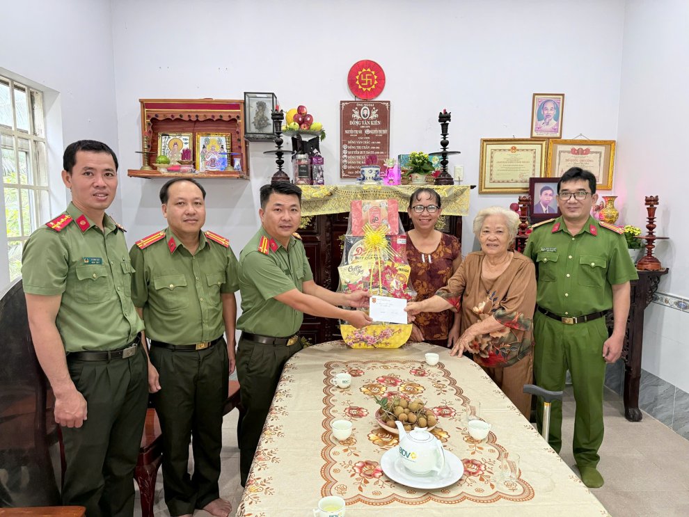 Phòng An ninh đối ngoại Công an tỉnh thăm hỏi gia đình Anh hùng Lực lượng vũ trang nhân dân