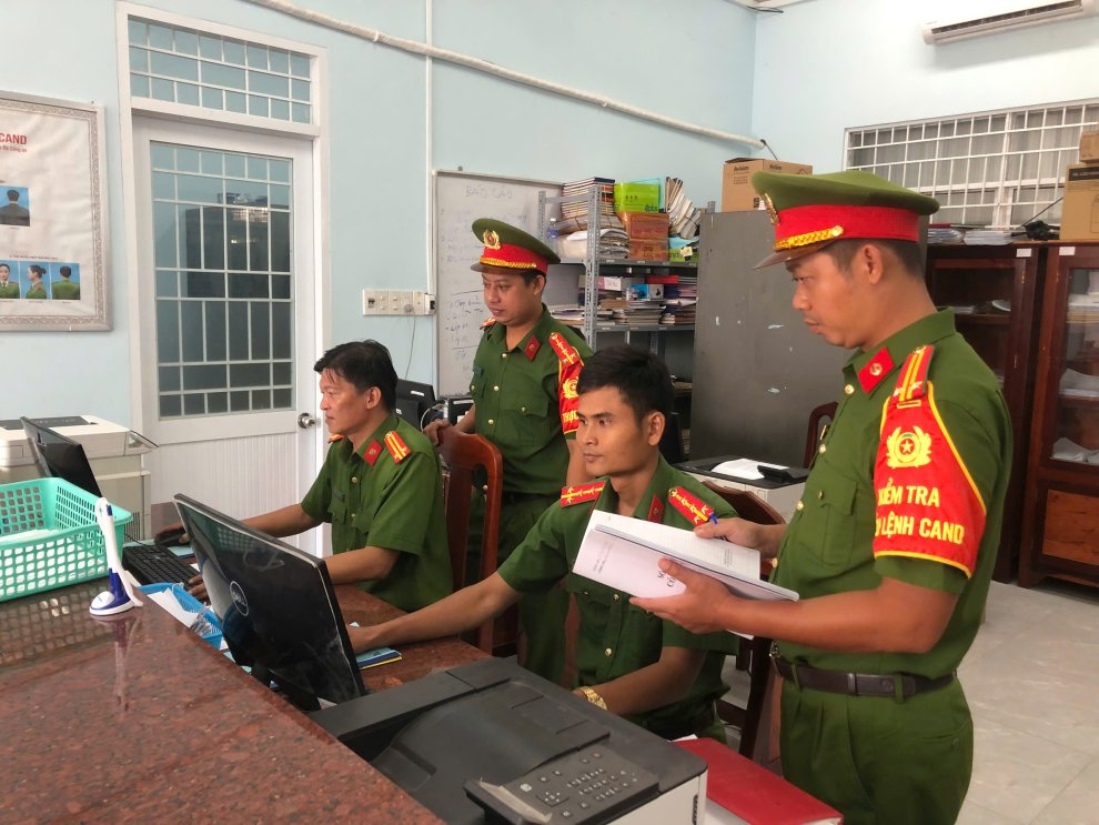 Công an xã An Phú Tân tăng cường kiểm tra điều lệnh