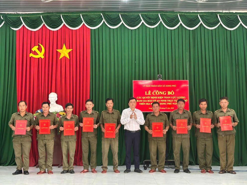 Công an xã Song Phú tham mưu công bố các quyết định kiện toàn Tổ bảo vệ an ninh trật tự ở cơ sở sau sắp xếp