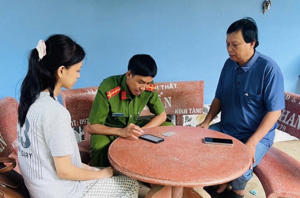 Công an xã Nhị Trường tích cực hỗ trợ người dân đăng ký tài khoản định danh điện tử mức độ 2