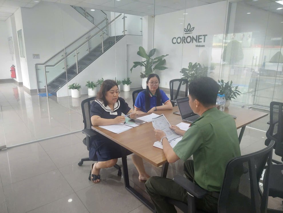 Công an xã Giao Long tăng cường công tác kiểm tra cư trú của người nước ngoài