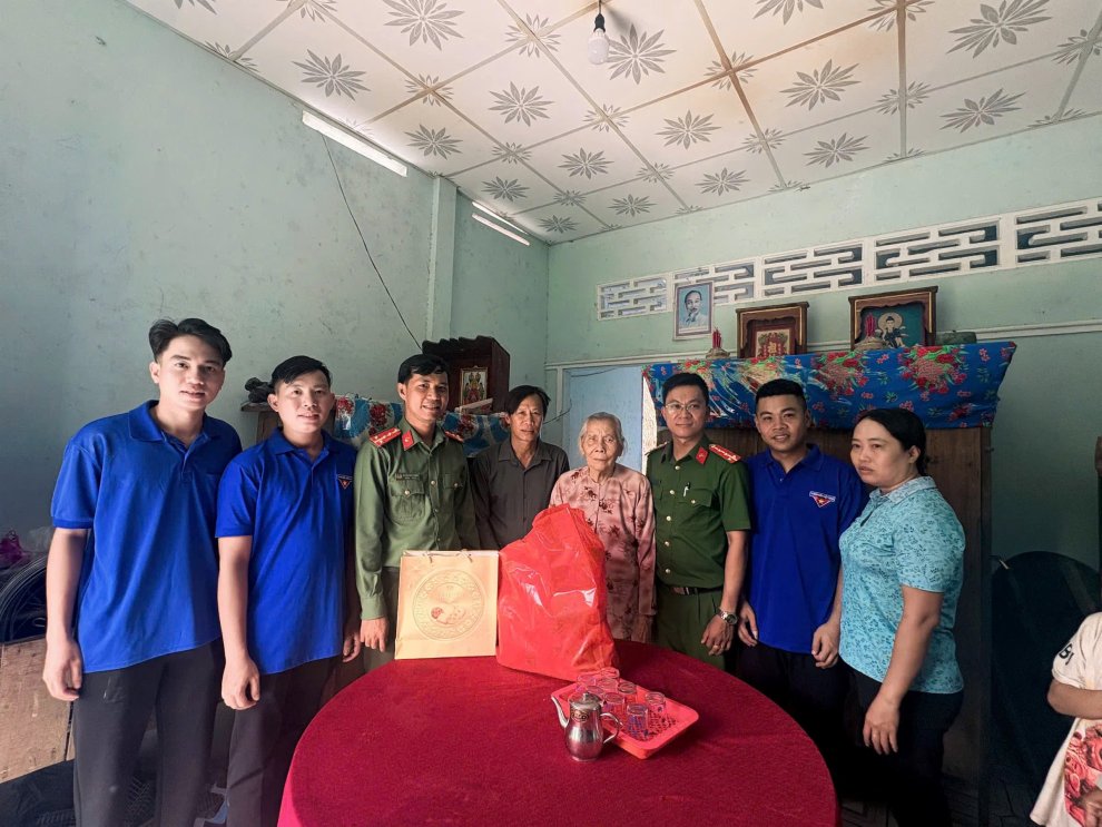 Công an xã Châu Thành thăm, tặng quà gia đình chính sách nhân dịp kỷ niệm 79 năm Ngày thương binh - liệt sĩ