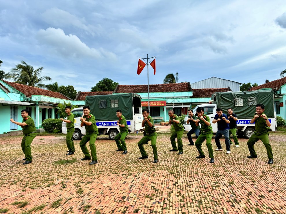Công an xã Nhơn Phú tổ chức tập huấn điều lệnh, quân sự, võ thuật Công an nhân dân năm 2026