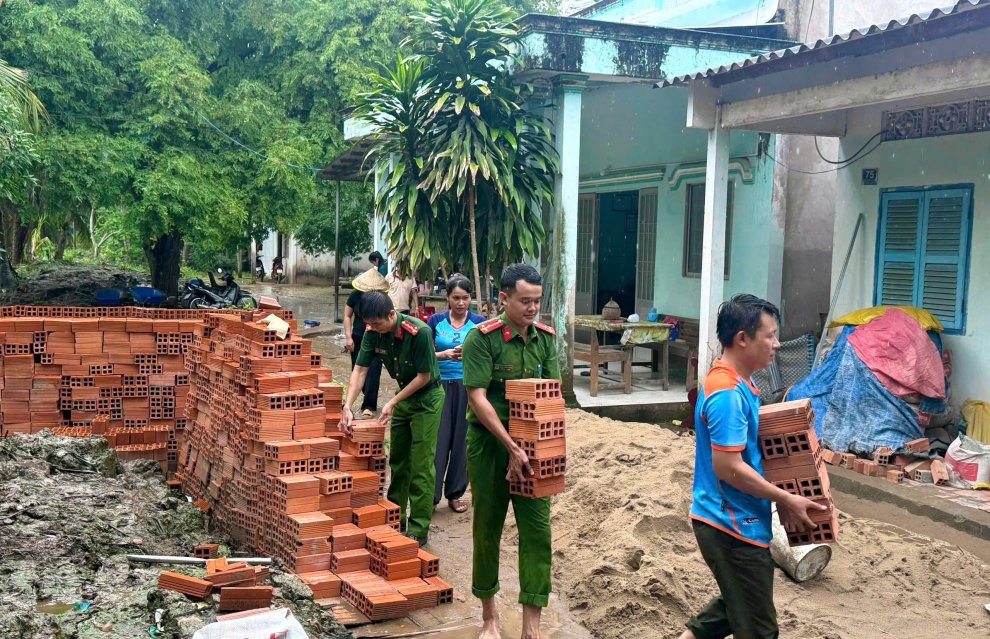 Chi đoàn Công an xã Cầu Kè hỗ trợ ngày công xây nhà hội viên Hội Cựu Công an nhân dân có hoàn cảnh khó khăn