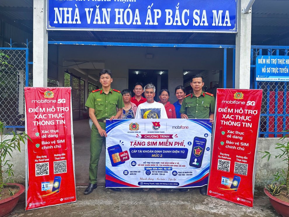 Công an xã Phong Thạnh hỗ trợ người dân kích hoạt định danh điện tử mức 2