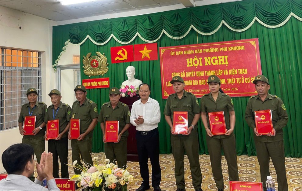 Phường Phú Khương công bố quyết định kiện toàn lực lượng tham gia bảo vệ an ninh, trật tự ở cơ sở