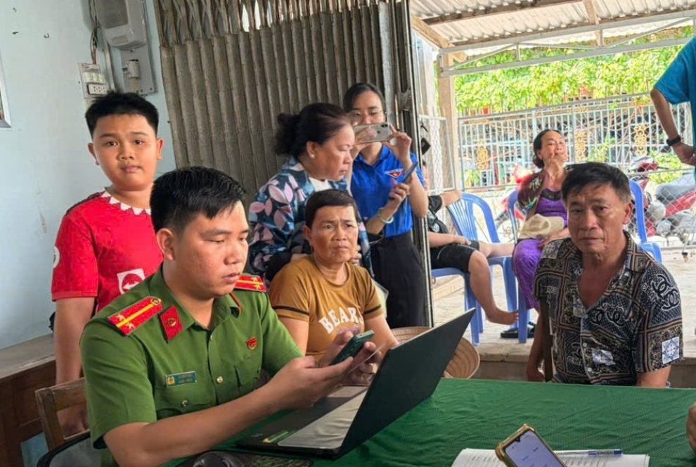 Tuổi trẻ xã Ba Tri ra quân thực hiện chiến dịch “Mùa hè số cùng VNeID” - đưa tiện ích số đến gần người dân