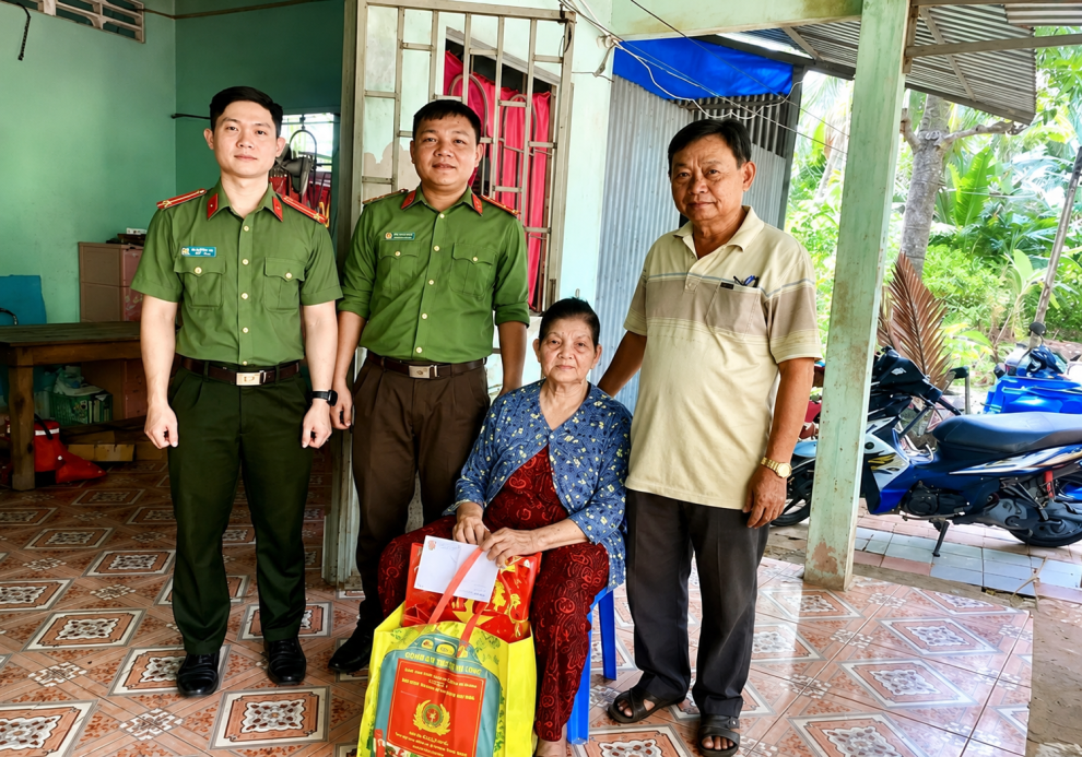 Chi đoàn Công an xã Lương Hòa tổ chức hoạt động tri ân nhân kỷ niệm 79 năm Ngày Thương binh - Liệt sĩ