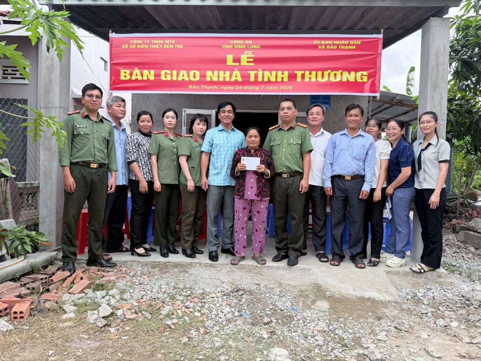 25 7 ANH 1 PA04 PHOI HOP BAN GIAO VA TRAO KINH PHI HO TRO XAYT DUNG NHA TINH THUONG
